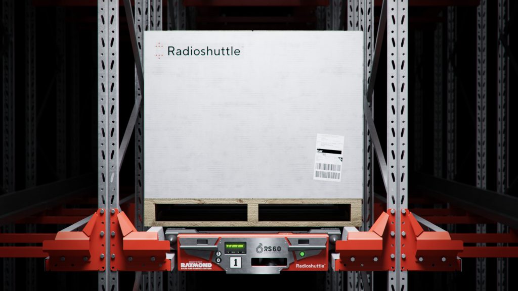 Shuttle in structure with pallet