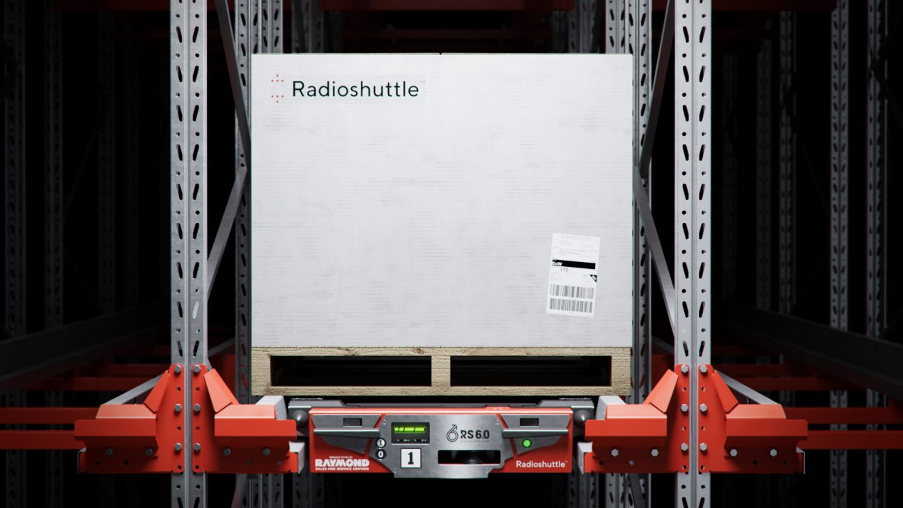 Shuttle in structure with pallet